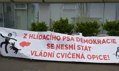 Občanští aktivisté protestují před Českou televizí proti odvolání Dozorčí komise a volbě nových členů. (Facebook Kaputin a Dekomunisti)