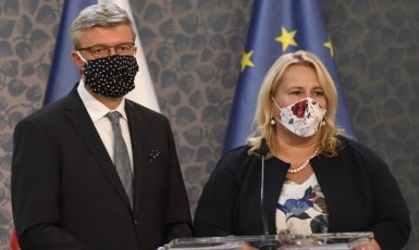 Ministr průmyslu a obchodu a ministr dopravy Karel Havlíček a ministryně pro místní rozvoj Klára Dostálová (oba ANO)
 (ČTK)