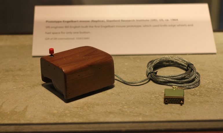 První myš vznikla v roce 1963. Patent byl udělen o sedm let později. (commons.wikimedia.org/Michael Hicks)