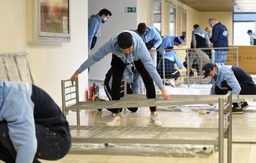 Hokejisté Komety Brno se k práci v polní nemocnici postavili obratně. (Twitter @HCKometa)