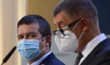 Vicepremiér Jan Hamáček (ČSSD) a předseda vlády Andrej Babiš (ANO) (ČTK)