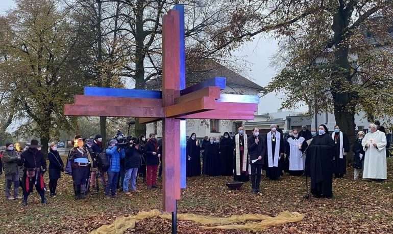Na Bílé hoře byl 8. 11. 2020 odhalen Kříž smíření - dávná bitva však budí vášně (www.cirkev.cz)