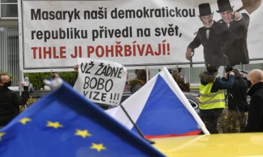 Před hlavním vchodem do budovy České televize v Praze demonstrují 17. listopadu 2020 lidé na obranu nezávislosti ČT a veřejnoprávních médií.  (ČTK)