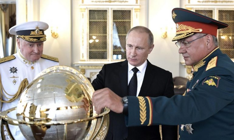 Admirál Jevmenov, prezident Putin a ministr obrany Šojgu (Profimedia)