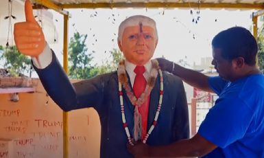 Donald Trump uctívaný v Indii jako jeden z bohů. (youtube)