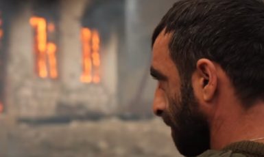 Mnozí Arménci teď opouštějí své domovy a zapalují je, aby se nedostali do rukou Ázerbájdžánců. (youtube/BBC)