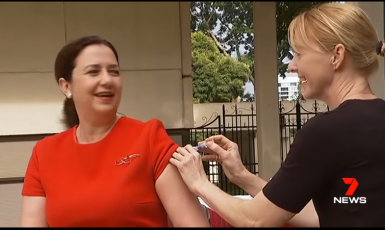 Annastacia Palaszczuková při očkování proti chřipce na jaře 2020 (Facebook TV 7News)