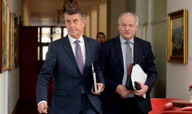 Premiér Andrej Babiš a jeho poradce Roman Prymula (oba za ANO) (ČTK)