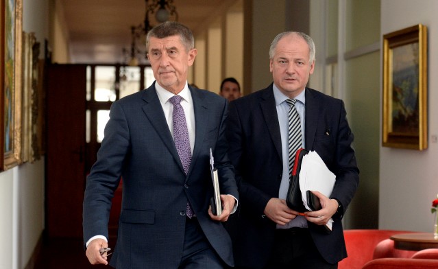 Premiér Andrej Babiš a jeho poradce Roman Prymula (oba za ANO) (ČTK)