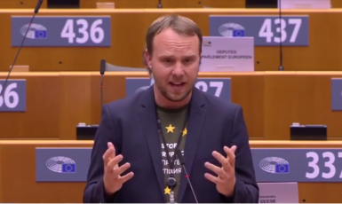 Poslanec Evropského parlamentu Daniel Freund z Výboru pro rozpočtovou kontrolu (printscreen Youtube)