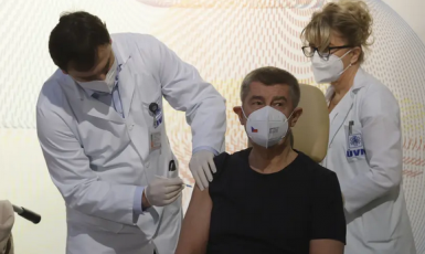 Premiér Andrej Babiš při očkování (Twitter @Ian_Willoughby)