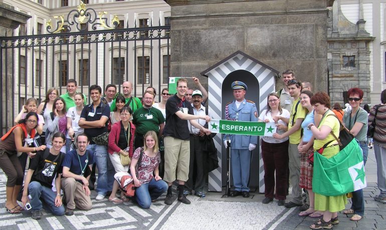Esperantská mládež před Pražským hradem (2009) (wikipedie)