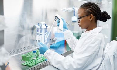 Záběr z laboratoře firmy Pfizer  (FB Pfizer)