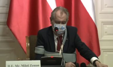 Miloš Zeman na tiskové konferenci (Twitter)