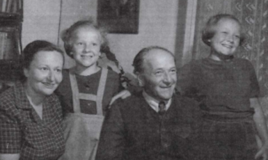 František Schnurmacher se ženou Vally a dcerami Helenou (vpravo) a Hanou  (Post Bellum)