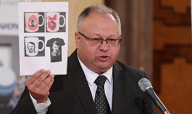 Michal Klíma jako předseda Nadačního fondu obětem holocaustu v loňském roce podal trestní oznámení na nakladatelství Naše Vojsko prodávající hrnky s Adolfem Hitlerem (ČTK)