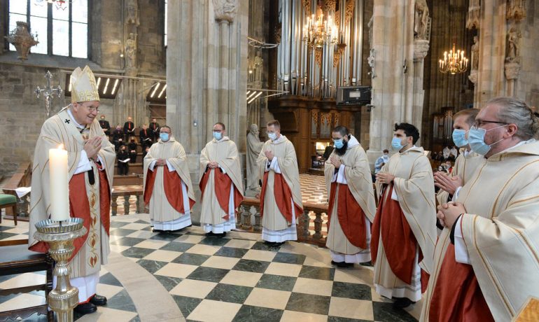 Kardinál Schönborn při svěcení novokněží ve vídeňském dómu sv. Štěpána (2020) (katholisch.at)