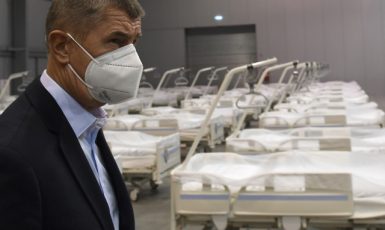 Premiér Andrej Babiš při prohlídce polní nemocnice v Letňanech. (ČTK)