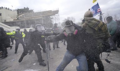 Konflikt Trumpových příznivců před budovou Kapitolu. (ČTK/AP/Julio Cortez)