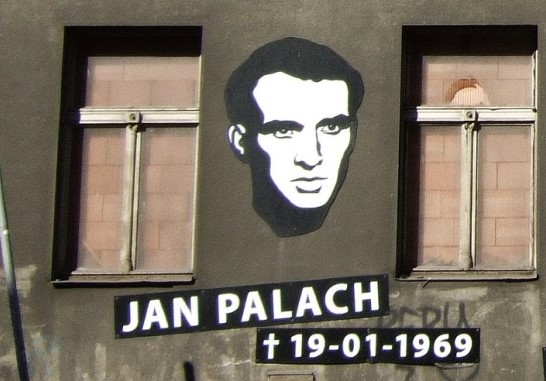 Fasáda někdejší kliniky v pražské Legerově ulici, kde roku 1969 zemřel Jan Palach (wikipedie)