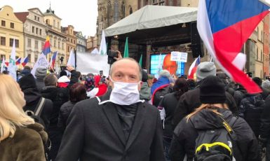 Václav Klaus junior na demonstraci proti nošení roušek a dalším vládním opatřením  (Twitter a facebook Václava Klause mladšího)