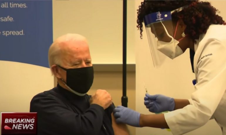 Zvolený prezident Joe Biden se také nechal očkovat proti COVID-19. (youtube/CNBC)
