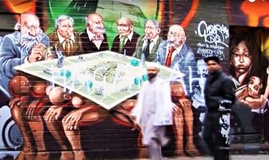 Antisemitský výtvor na jedné z londýnských ulic.  Tajné židovské spiknutí řídí svět. (youtube)