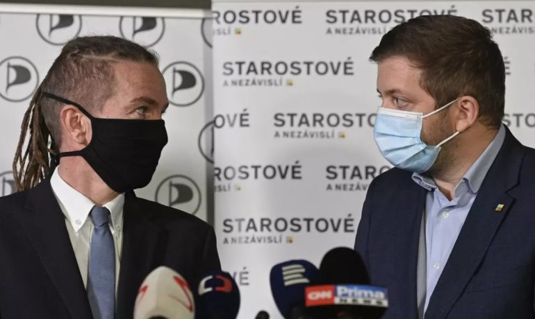 Předseda Pirátské strany Ivan Bartoš a předseda STAN Vít Rakušan (ČTK)