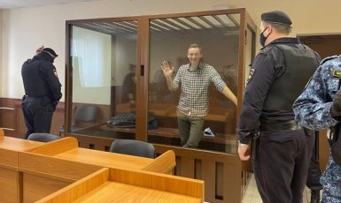 Skleněná klec s Alexejem Navalným v soudní síni (2021) (twitter)
