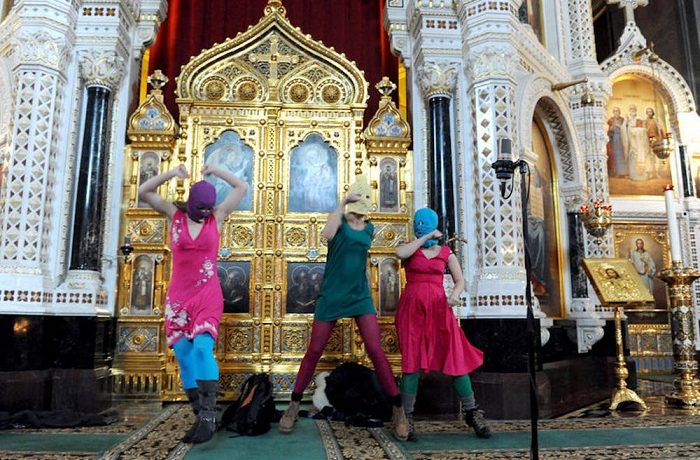 Bohorodičko, vyžeň Putina! Pussy Riot a jejich modlitba-performance v moskevském chrámu Krista Spasitele (2012) (FB)