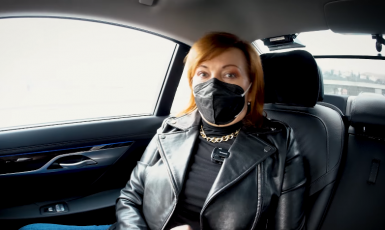 Alena Schillerová na pražském silničním okruhu  (Printscreen z videa z FB A. Schillerové)