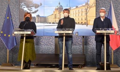 Ministryně financí Alena Schillerová, premiér Andrej Babiš a ministr průmyslu a obchodu a dopravy Karel Havlíček (všichni za ANO)  (ČTK)