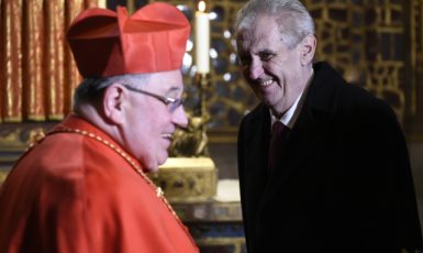 Nacionalismus a triumfalismus do církve nepatří - kardinál Duka s Milošem Zemanem po jeho prezidentské inauguraci v katedrále sv. Víta (8. 3. 2018) (ČTK/Deml Ondřej)