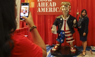 Pozlacená socha Donalda Trumpa na konferenci CPAC (Conservative Action Political Conference) (ČTK/ZUMA/Sam Thomas)