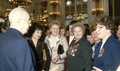 Delegaci československých  žen přijal u příležitosti MDŽ 7.března 1985 na Pražském hradě  generální tajemník ÚV KSČ a prezident ČSSR Gustáv Husák.  Na sn. Gustáv Husák v srdečné besedě s účastnicemi setkání. ( druhá zleva Marie Kabrhelová a  třetíé zleva Elena Litvajová). (ČTK)