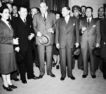 Jan Masaryk s vlastizrádným komunistou Klementem Gottwaldem, falešným sociálním demokratem Zdeňkem Fierlingerem a nešťastným národním socialistou Prokopem Drtinou (1946) (ČTK)