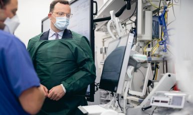 Snahu svých kolegů o obohacení na nákupech respirátorů vedle šéfů stran ostře odsoudil i německý ministr zdravotnictví Jens Spahn (FB Jense Spahna)