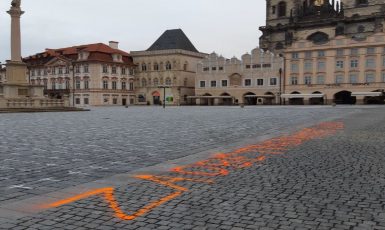 Kříže za oběti covidu-19 a nápis na Staroměstském náměstí v Praze (Twitter Policie ČR)
