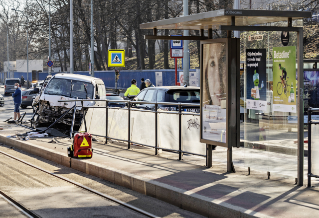 U tramvajové zastávky Vojenská nemocnice v Praze 6 srazila 31. března 2021 ráno dodávka několik lidí. (ČTK/Štěrba Martin)