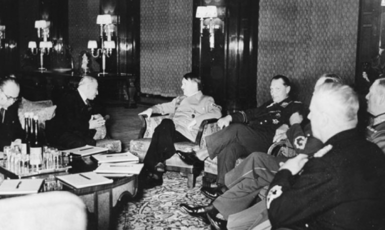 Jednání v Berlíně v noci z 14. na 15. března 1939. (commons.wikimedia.org/https://bundesarchiv.de)