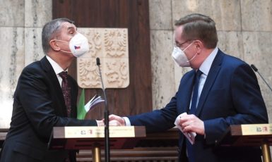 Premiér Andrej Babiš uvádí do funkce nového ministra zdravotnictví Petra Arenbergera  (ČTK)
