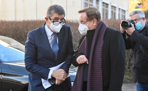 Premiér Andrej Babiš a ředitel Fakultní nemocnice Královské Vinohrady Petr Arenberger při otevření velkokapacitního očkovacího centra  (ČTK)