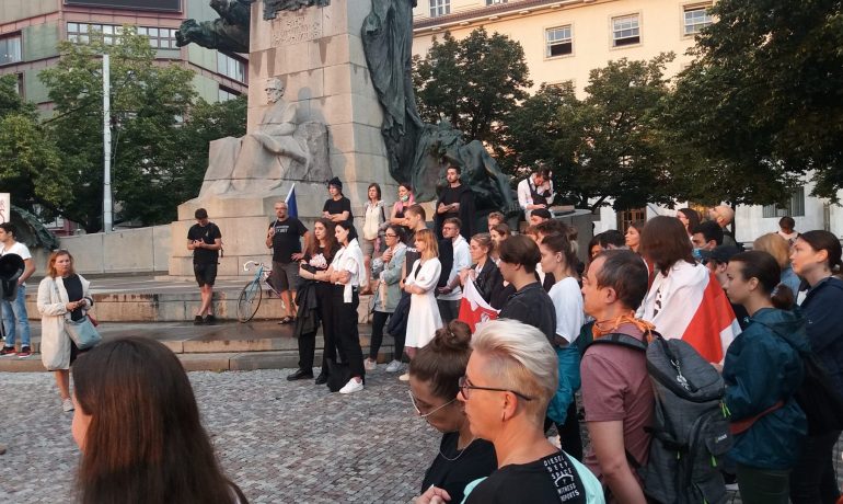 Demonstrace na podporu svobody a demokracie v Bělorusku (Praha, srpen 2020) (Max Ščur)