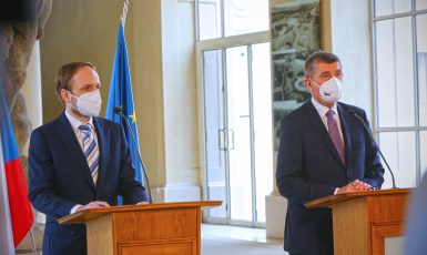 Ministr zahraničí Jakub Kulhánek (ČSSD), předseda vlády Andrej Babiš (ANO) (Úřad vlády ČR)