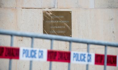 Policejní zátaras před budovou velvyslanectví Ruské federace v Praze. (ČTK)