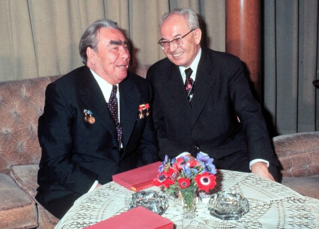 Sovětsko-ruský imperátor Brežněv s gubernátorem Husákem na Pražském hradě (1978) (ČTK)