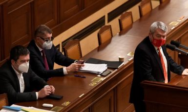 Ministr vnitra Jan Hamáček (ČSSD), premiér Andrej Babiš (ANO) a předseda KSČM Vojtěch Filip  (ČTK)