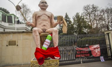 Socha nahého ruského prezidenta Vladimira Putina sedícího na zlaté toaletě před ruskou ambasádou v Praze. (Alena Spálenská)