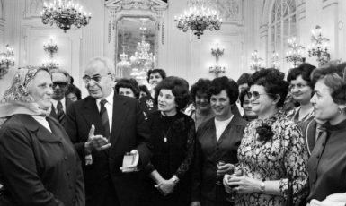 Gustáv Husák a Marie Kabrhelová s československými ženami (Pražský hrad, 5. 3. 1980) (ČTK/Mevald Karel)