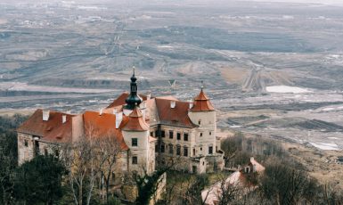 Zámek Jezeří v Krušných horách, v pozadí hnědouhelný důl Československé armády na Mostecku (ČTK/Vatka Jiří)